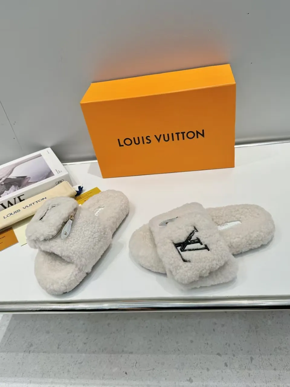👟👟Ex-factory price 500👟👟 Popular style [LV mop] official website synchronization: counter quality! My family only makes all-genuine lamb 🐑 wool. A giant trendy fall and winter thick-soled fur flip flop. The super comfortable and luxurious wool texture makes your feet more beautiful, confident and comfortable. It is very suitable for home and outdoor use. 1: Fabric: Genuine leather lamb 🐑 wool 2: Lining: Genuine leather lamb 🐑 wool 3: Foot pads: Genuine leather lamb 🐑 wool 4: Outsole: Wear-resistant and non-slip rubber outsole 5: Number of yards: 35-41 yards [Note: 41 customized]